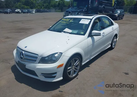 2013 Mercedes-Benz C 250 Luxury/Sport из США, поврежденный, VIN WDDGF4HB8DA845940